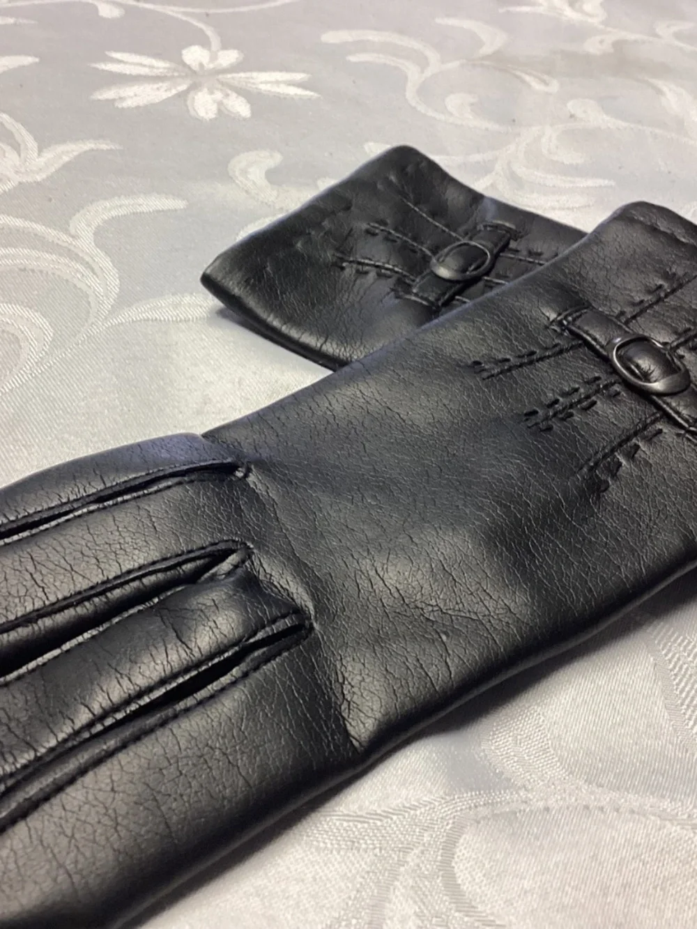 AVON VEGAN GLOVES. VINTAGE MINT BLACK